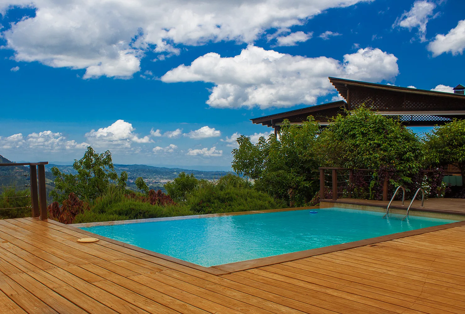 Piscina sobre terraza de madera con cielo abierto en Quintas del Bosque