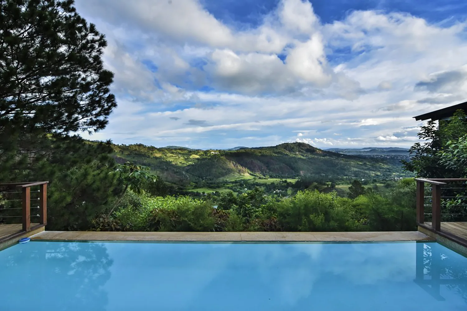 Piscina con vista a las montañas en Quintas del Bosque, Jarabacoa