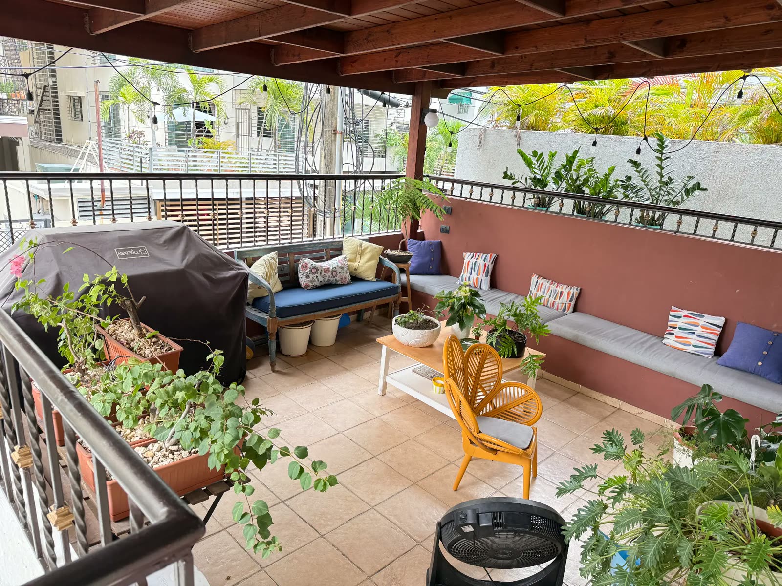 Terraza techada con área de estar y plantas en Torre Don Pedro IV