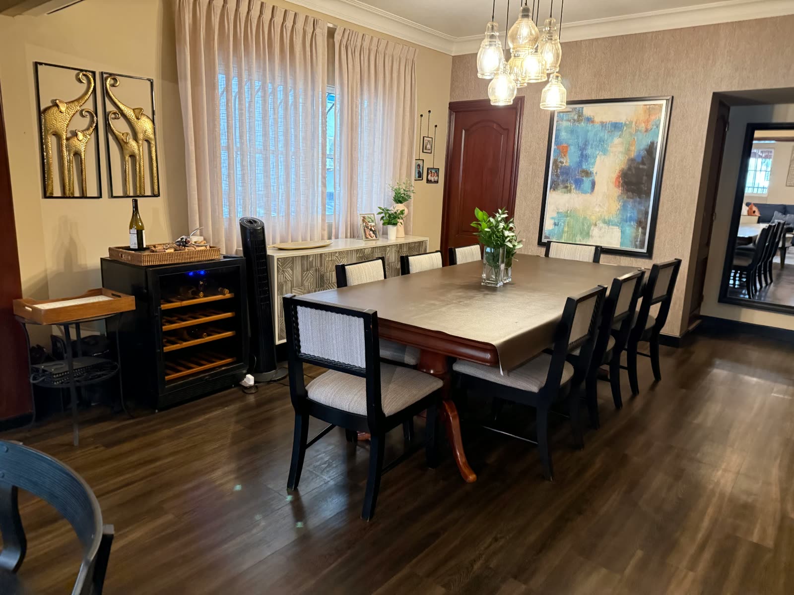 Comedor formal para ocho personas en el apartamento de Torre Don Pedro IV