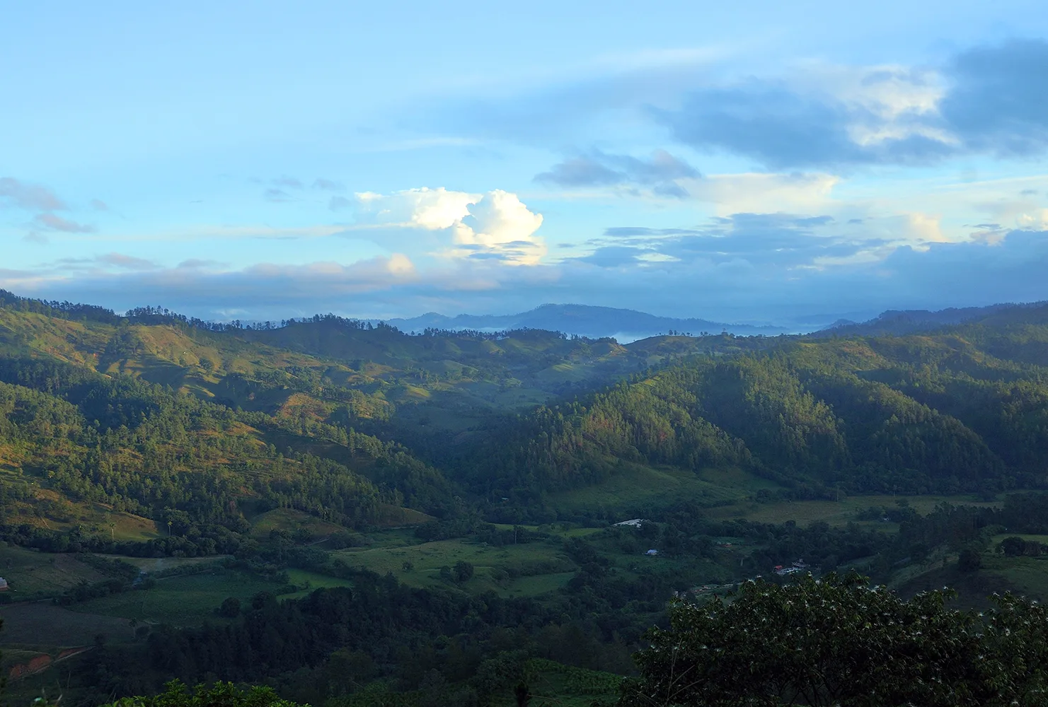 Vista de montañas y valles de Jarabacoa desde Quintas del Bosque